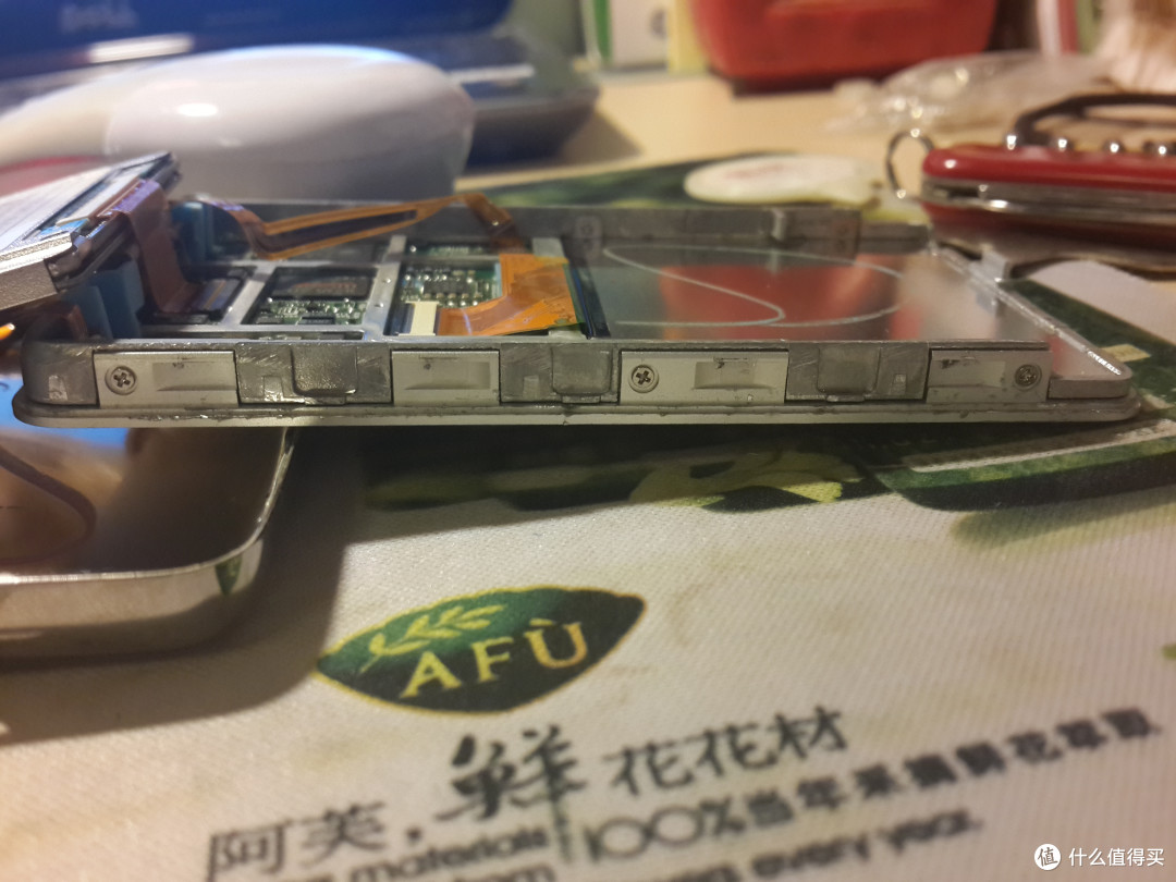 侧面卡口的位置如图所示，用瑞士军刀撬口的时候，可以注意一下位置