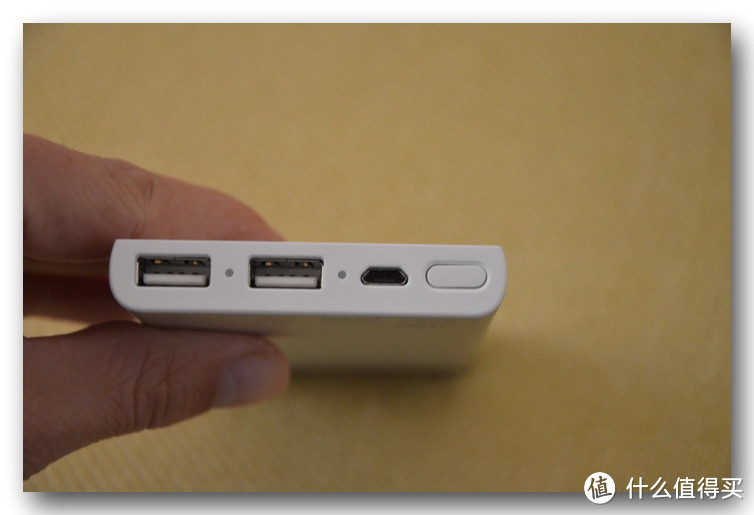 侧面充电孔 输出双USB空 可以满足手机和MINI双充