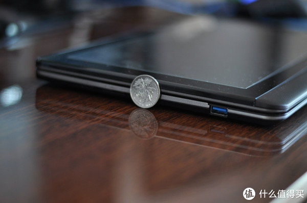 一元硬币看看,还是比较薄的,当然和MAC AIR是