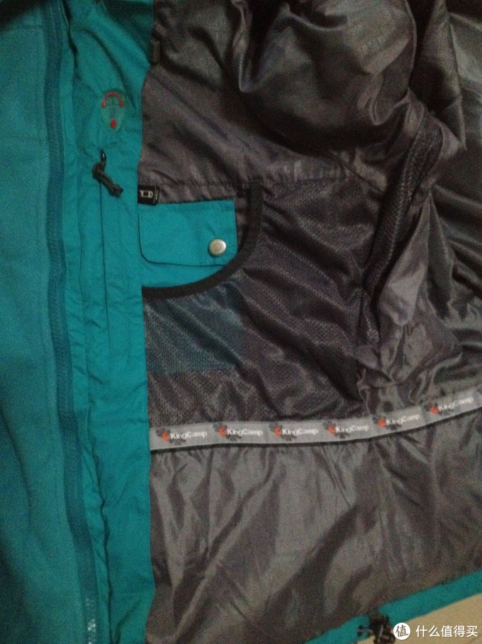 里面的明兜和暗兜。我发现冲锋衣都是很多都啊,和一般的衣服不是一个风格! 里面的明兜和暗兜。我发现冲锋衣都是很多都啊,和一般的衣服不是一个风格!