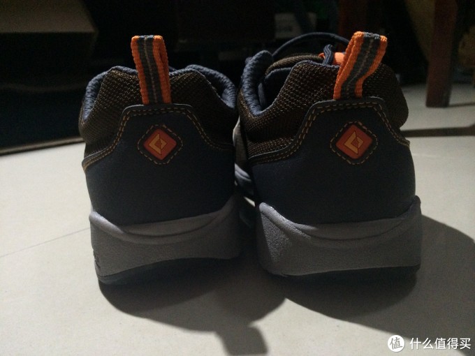 鞋的后面。 鞋的后面。