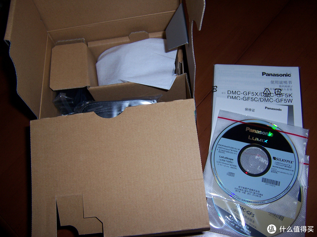 迫不及待的开盒了，取出说明书和光盘，GF5包着白色保护套默默等待着。