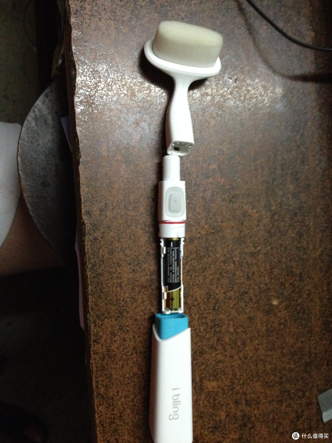 这是拆卡后的样子,使用一节7号电池,红的那个东西是防水橡胶,应该有防水作用,我是洗脸时直接扔到水盆里了,刷头可换 这是拆卡后的样子,使用一节7号电池,红的那个东西是防水橡胶,应该有防水作用,我是洗脸时直接扔到水盆里了,刷头可换