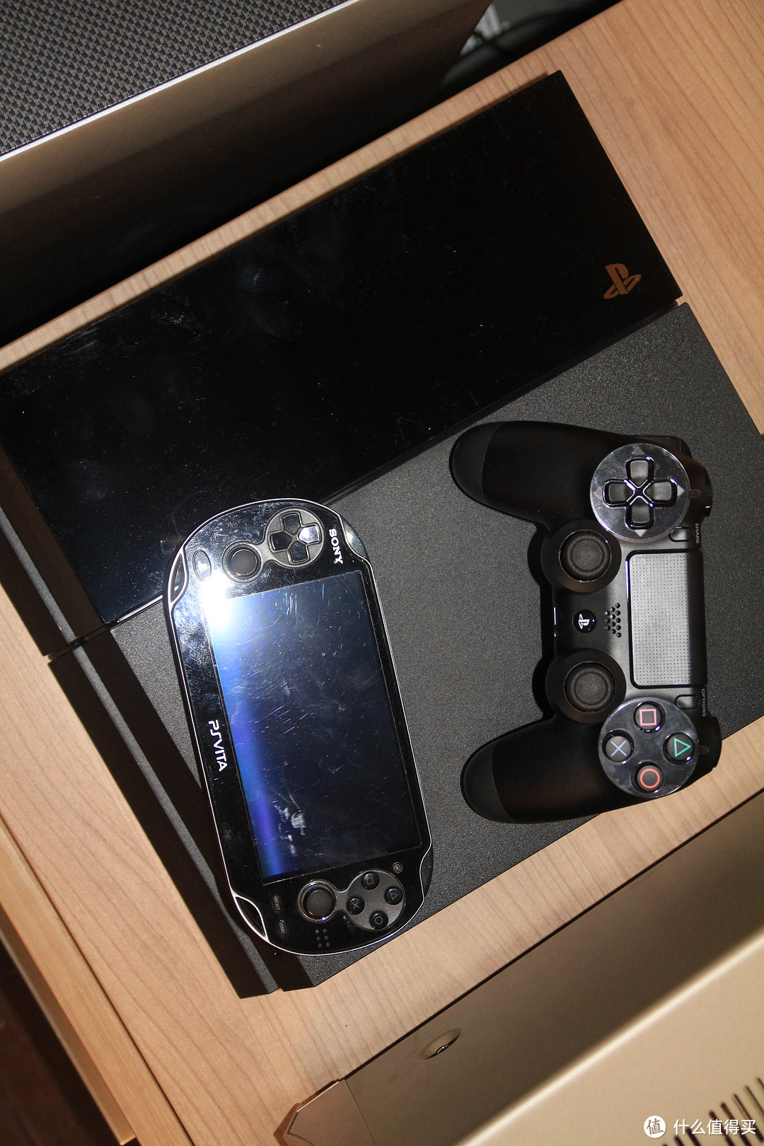 去年首发入的美版PSV，虽然大作不多但做为PS4的第二手柄和屏幕将来的作用还是挺大的。PS4的游戏还没入系统也没有升级（现在1.5没胆子升问题多多），等游戏来了后再晒一次准备用投影来屏摄。