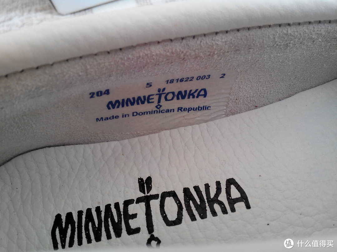 京东购入 MINNETONKA 迷你唐卡 安碧凯蒂系带帆船白色平底鞋 204 + 灰色麻花配流苏平底短靴 291T