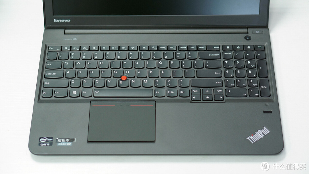 浮岛键盘，实际手感软中有韧，并不难用。带小键盘，触摸板其实是浮动设计。