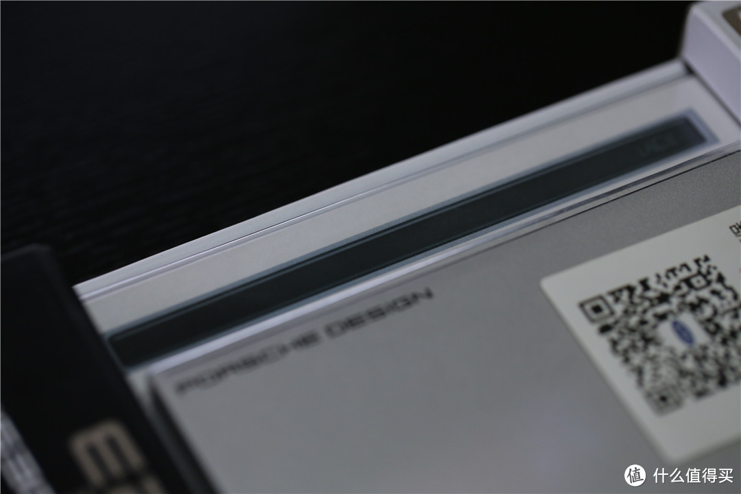 由于P'9223主打的是slim因此，在外包装上做了一个横截面的效果图来展示产品的厚度，整个移动硬盘的厚度仅有11mm比目前市面上主流的移动硬盘都要薄。
