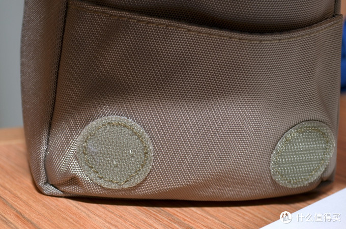 腰包上的尼龙粘扣设计，扣上之后可以防止运动过程中相机从包中滑出。