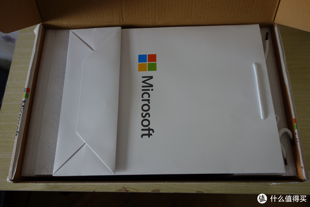 开箱后，上面是一个微软的纸袋，两边是很厚的泡沫