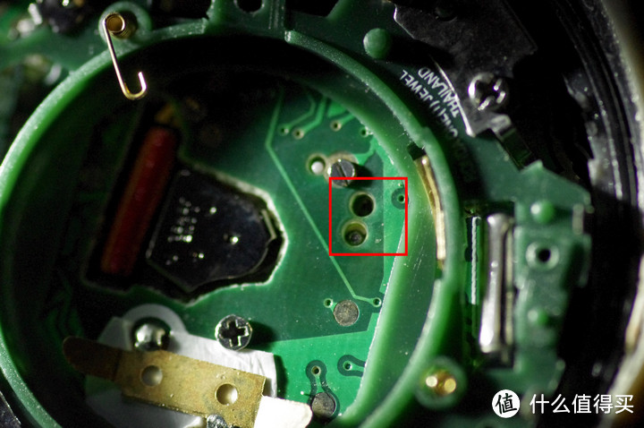 方框内的小洞下就是机关，几乎每个带表针的手表都有这么个机构，不管是机械的还是石英的。