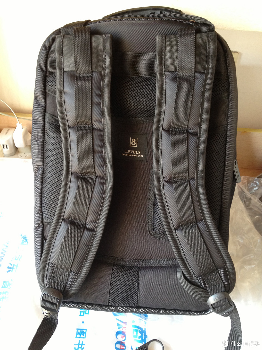 包包背面，应该是吸震肩带，加上透气型背部衬垫，不带横向的固定带。