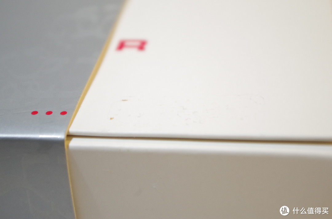 抽出白盒 隐约看得到撕开封条后留下的痕迹