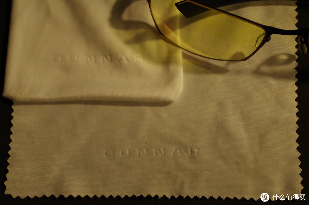 袋子和擦镜布上是有Gunnar字样