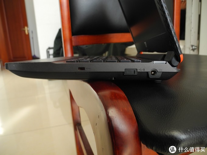 右侧面就简单多了,电源插口、锁孔,还有一个USB2.0口,值得一提的是,这个2.0口有关机充电功能,意料之外的小亮点一处。 右侧面就简单多了,电源插口、锁孔,还有一个USB2.0口,值得一提的是,这个2.0口有关机充电功能,意料之外的小亮点一处。