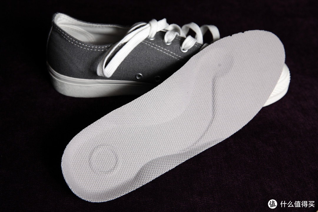 鞋垫的设计是亮点，着力点的凹凸设计，增加脚掌舒适感和稳定性。