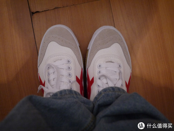 接着上脚,很合脚,穿着柔和舒适。非常轻盈滴感觉 接着上脚,很合脚,穿着柔和舒适。非常轻盈滴感觉