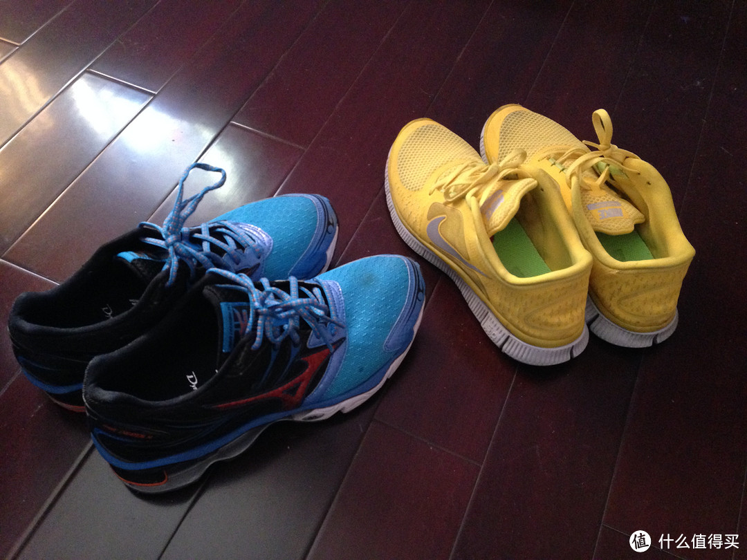 仅有的两双跑鞋，下月起单号穿Nike 双号穿Mizuno 不能冷落了某一双啊！