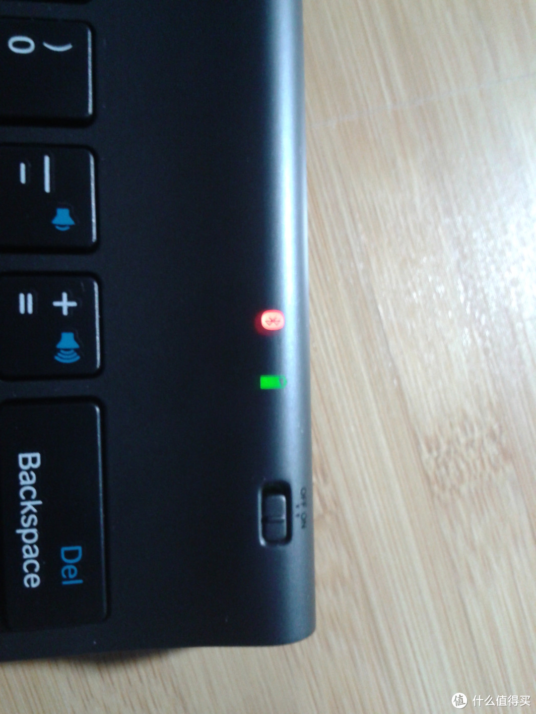 键盘角上从左向右为蓝牙连接、电源、开关，键盘正常连接时候蓝牙灯是蓝色的，未连接时候是红色的