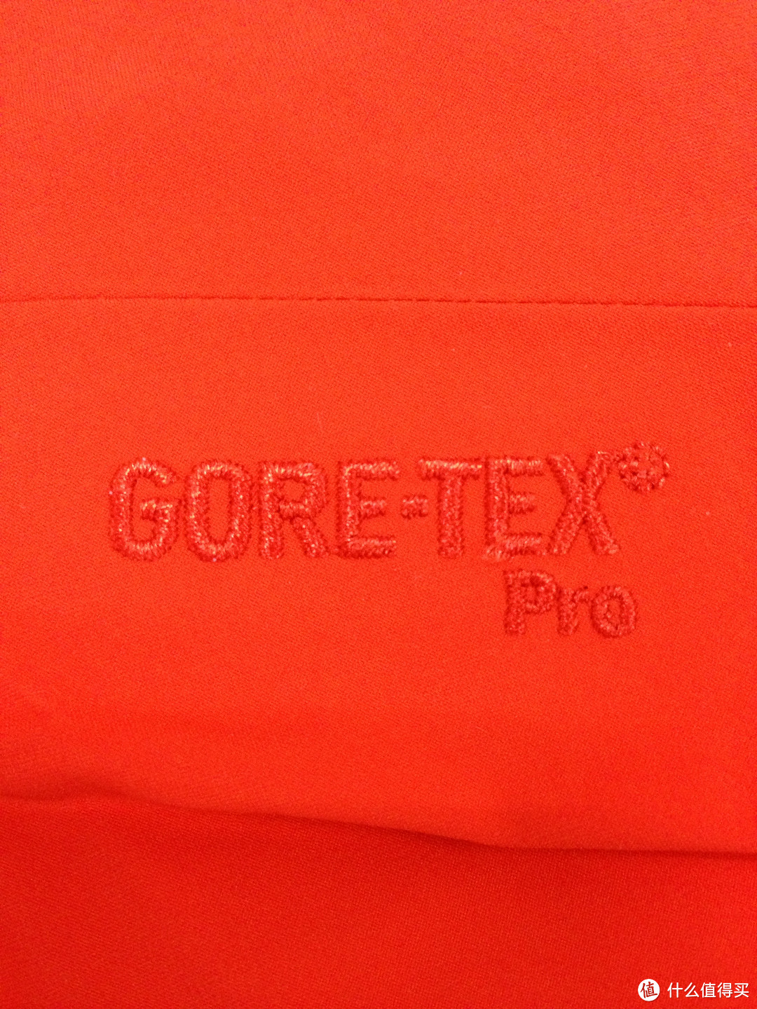 左袖GORE-TEX PRO标识，这面料代表着超强的防风防水透气性