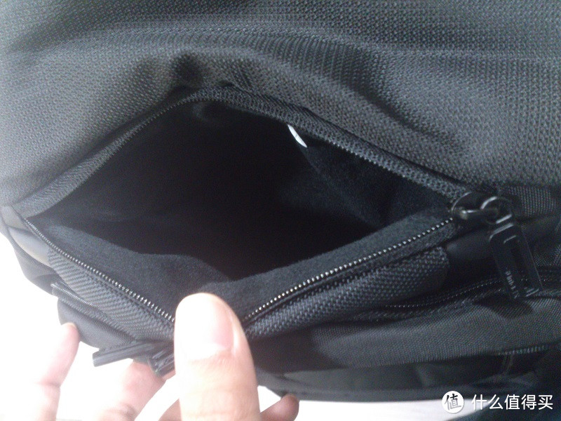 背包顶端的小袋子，一般用来放放纸巾钥匙这种小件