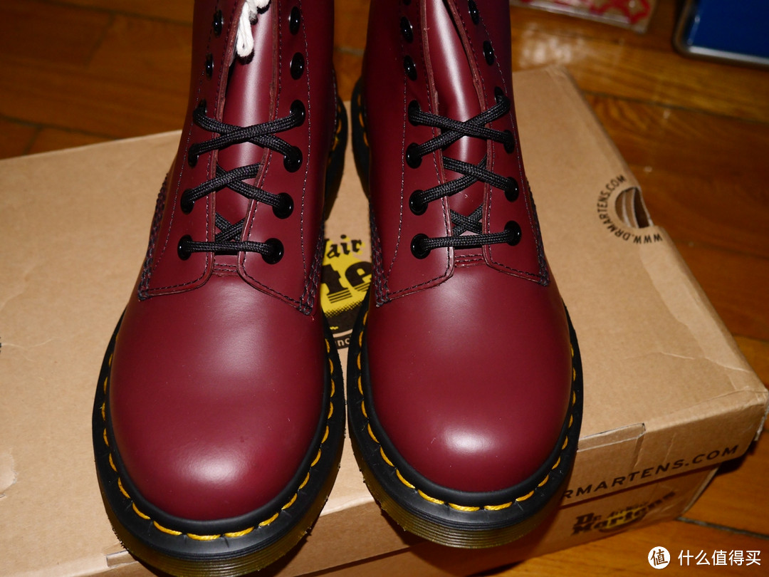 【真人秀】晒晒给女友买的礼物：Dr. Martens 刀马丁 1460 Originals 8 Eye Lace Up 经典女款马丁靴