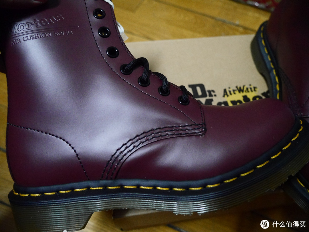 【真人秀】晒晒给女友买的礼物：Dr. Martens 刀马丁 1460 Originals 8 Eye Lace Up 经典女款马丁靴