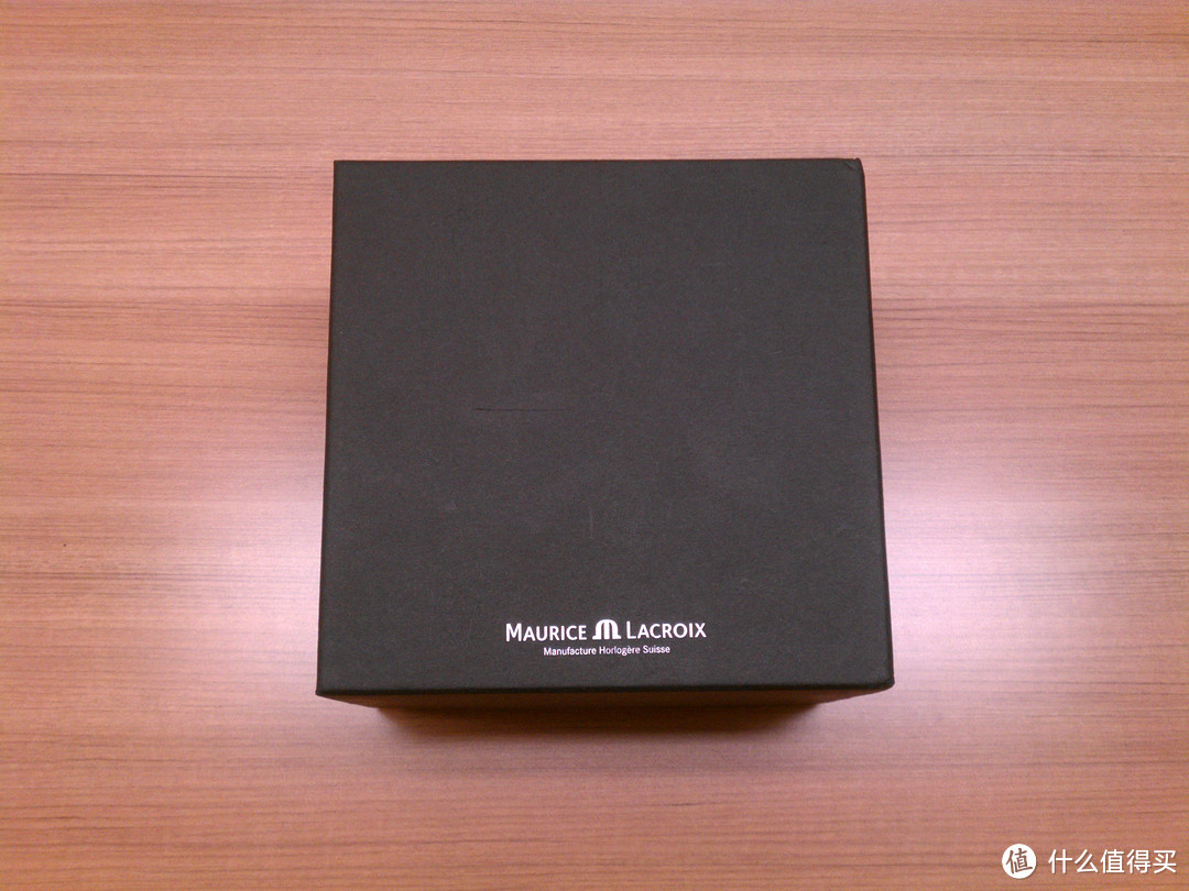一个硕大的黑盒子，以前艾美包装是非常简陋的，现在则极为上档次