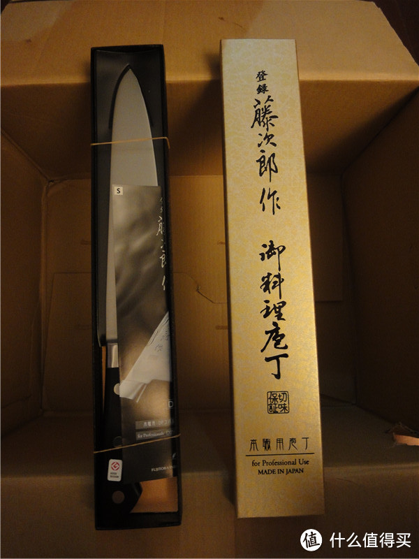 打开后里面一把刀带个套子，一本说明书，原产日本，刀身左右两面含13%铬不锈钢，中间层为钴合金钢，刀柄为ECO防水木手柄