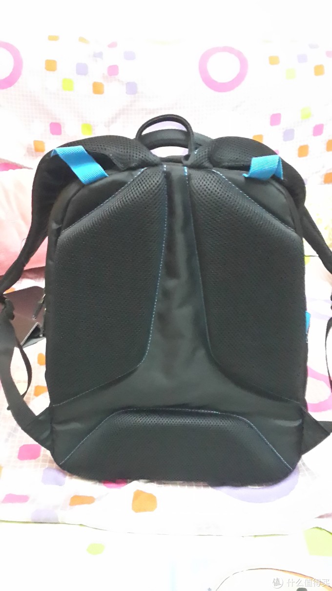 背带处很舒服,两大块软软的设置让背上包包的时候不会很累 背带处很舒服,两大块软软的设置让背上包包的时候不会很累
