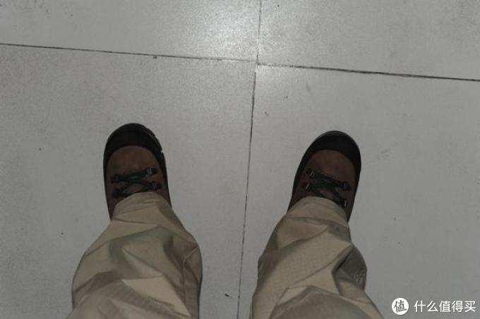 上脚图,感觉很合适。请不要吐糟配套的裤子啦~ 上脚图,感觉很合适。请不要吐糟配套的裤子啦~