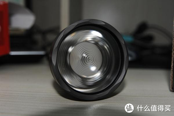 surefire的专利之一，Fresnel螺纹透镜，透镜下面，是TIR平均聚光全反射透镜。