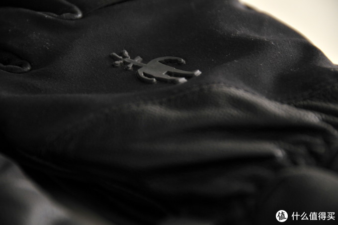 就是大爱这个小人儿logo啊~不过这手套上的标没衣服拉链上的精致,小小的遗憾 就是大爱这个小人儿logo啊~不过这手套上的标没衣服拉链上的精致,小小的遗憾
