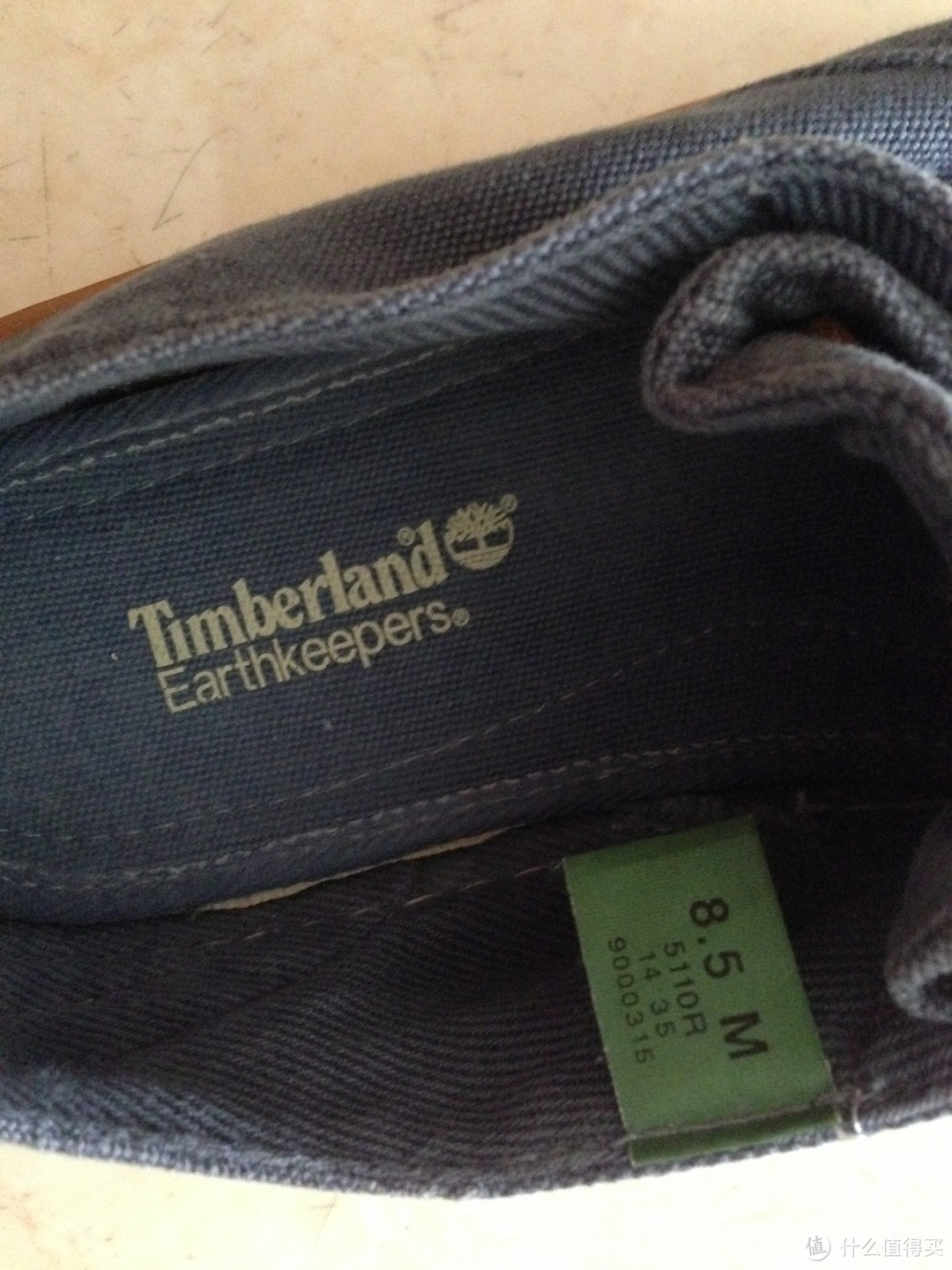 鞋子内部，鞋垫上的Timberland logo