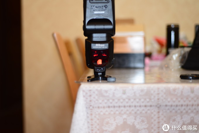正面,对焦辅助灯、闪光预备灯、外接电源
原厂外接电源都要1000多。。 正面,对焦辅助灯、闪光预备灯、外接电源
原厂外接电源都要1000多。。