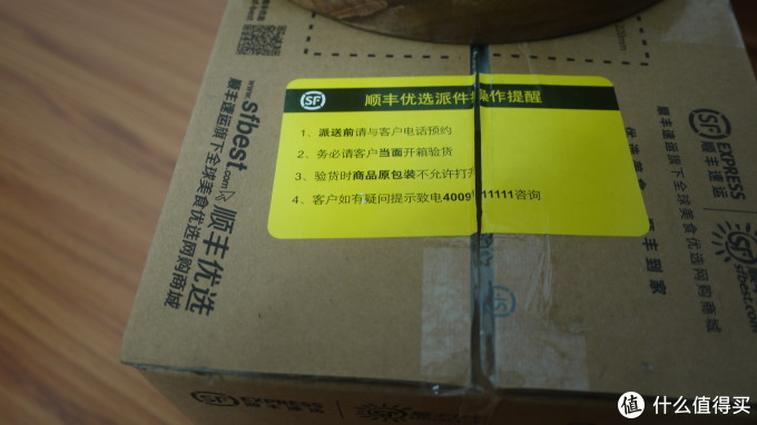 顺丰的封箱带牢固的包扎着纸箱, 在正上方还有黄色标签纸注明派件操作事项, 流程专业正规! 顺丰的封箱带牢固的包扎着纸箱, 在正上方还有黄色标签纸注明派件操作事项, 流程专业正规!