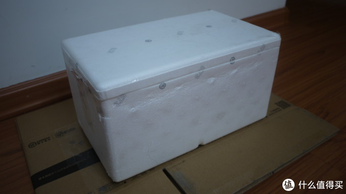 箱子里面, 是一个泡沫箱, 沿着盖子一圈又是结实的封箱带. 幸亏卤煮海淘了一把leatherman的多功能刀, 开箱毫不费力 箱子里面, 是一个泡沫箱, 沿着盖子一圈又是结实的封箱带. 幸亏卤煮海淘了一把leatherman的多功能刀, 开箱毫不费力