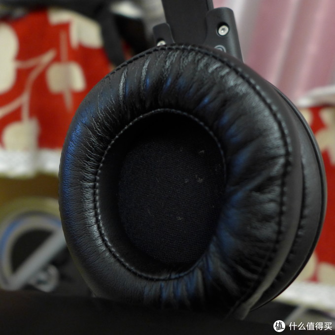 耳机的皮革材质很柔软 耳机的皮革材质很柔软