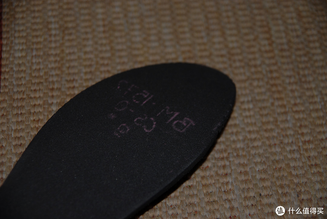 鞋垫目测应该没有什么技术含量，但是非常厚，脚感不错