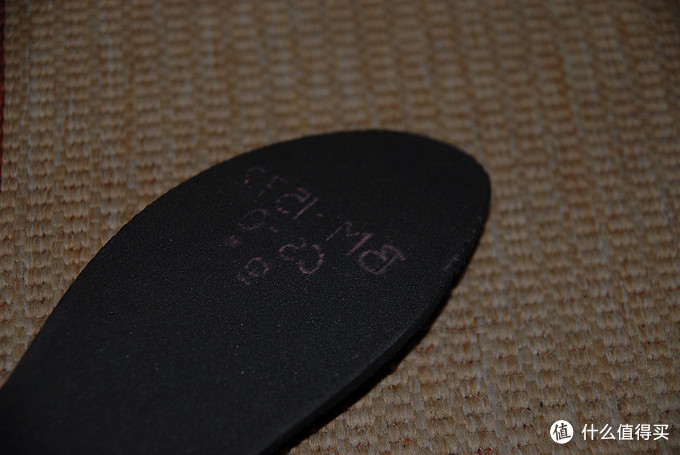 鞋垫目测应该没有什么技术含量，但是非常厚，脚感不错