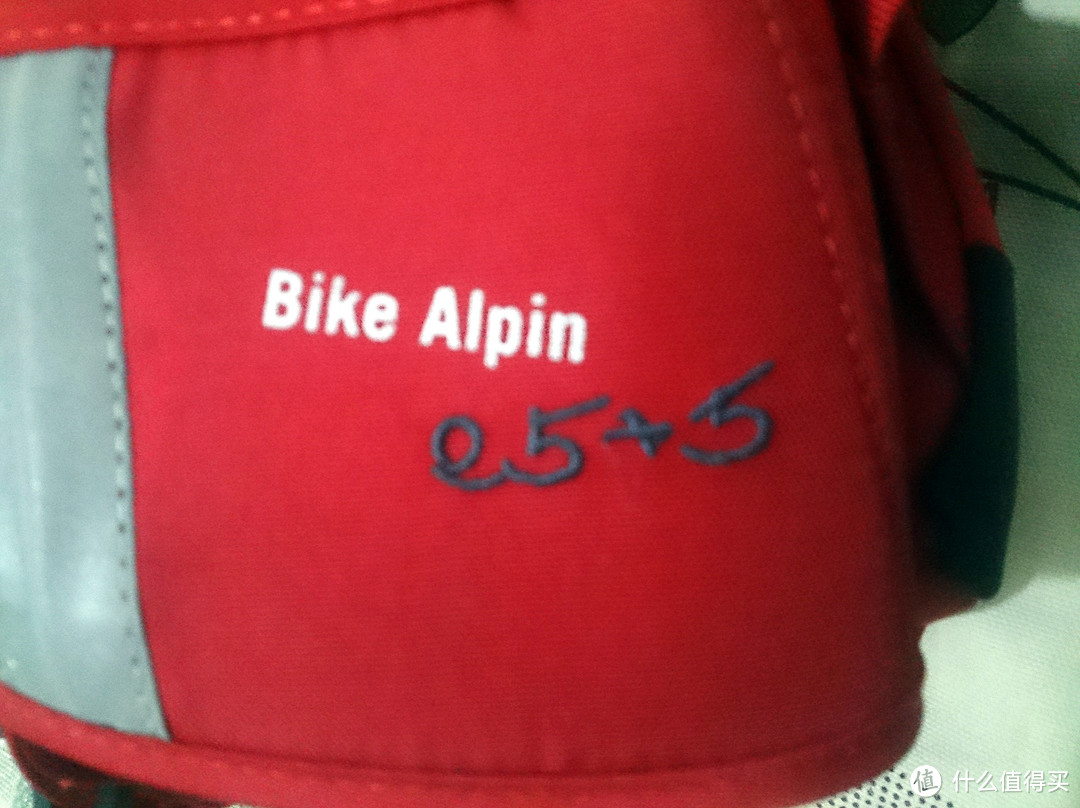背带左手底部标志BIKE ALPIN 25+5说明包的类型和容量