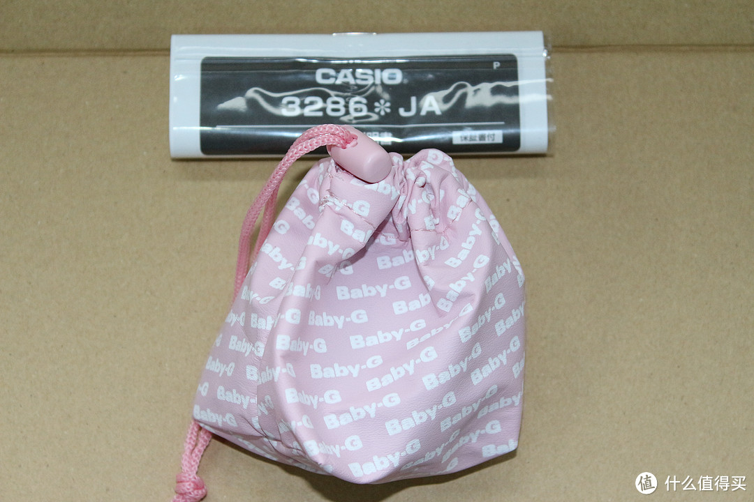 打开就是一个粉色的小袋子，颜色很嫩，手表是直接装里面的