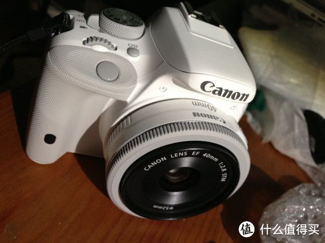 最小的佳能单反：Canon 佳能 EOS 100D 单反套机 （EF 40mm f/2.8 STM镜头）  白色限量版，告别黑大粗