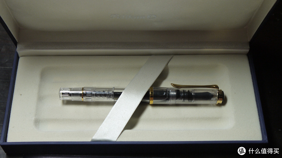 晒晒平时上班带的东西：Pelikan 百利金 M200 透明示范特别版 钛金钢笔、MOLESKINE 日志本、Kindle PaperWhite