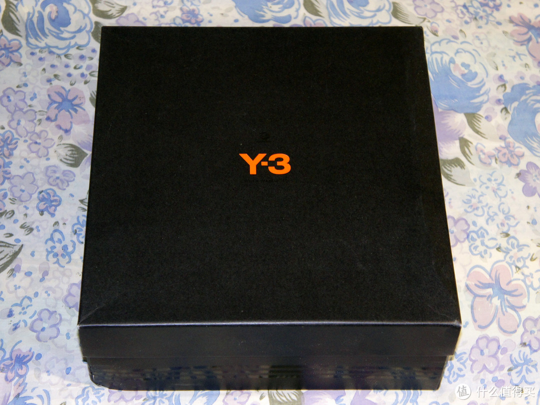 鞋盒十分简洁，仅有adidas 和Y-3的logo。橙色的logo
在黑色的鞋盒上十分的骚气