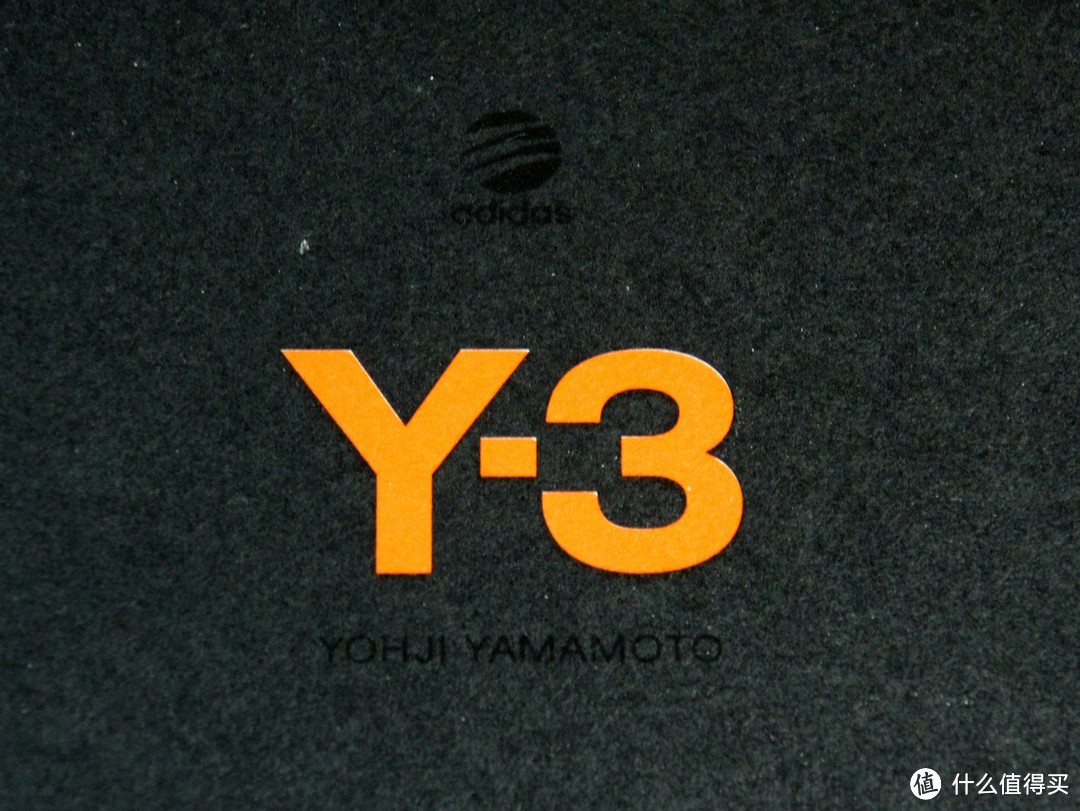 Logo细节。除了Y-3之外，还有adidas的logo和山本耀司的签名。logo和adidas neo是一样的