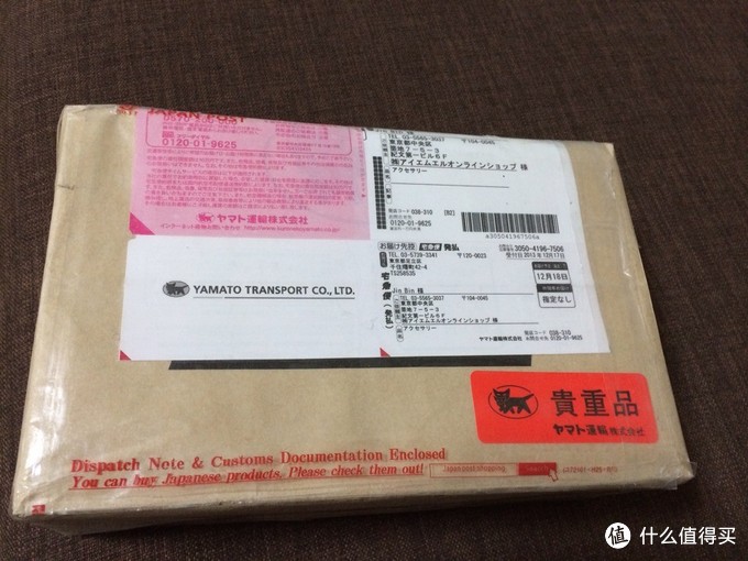 日本邮政的包裹+转运的包装 很精致 牛皮纸还是防水的 外面还抱着塑料膜 勿拍啊~~