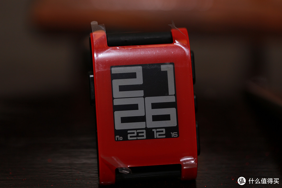 身上的第二块屏幕，极简风格的 Pebble 智能腕表