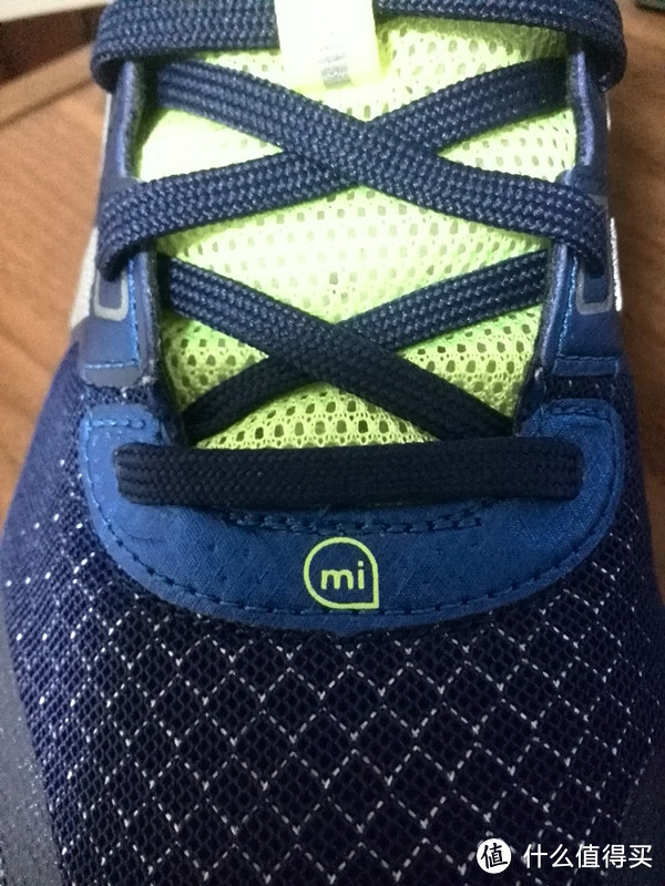 有“mi”标志，说明这是一款支持Adidas Micoach技术的跑鞋