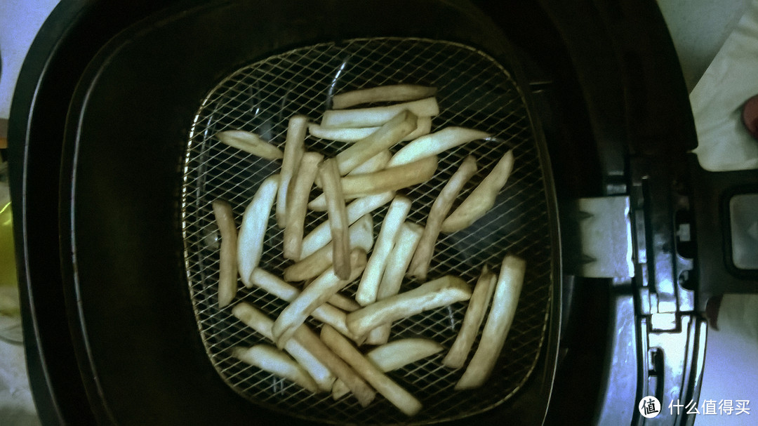 这是自己切的薯条，冷冻之后烤出来的结果（手机渣画质啊....）。切太粗了，效果也不是很好。