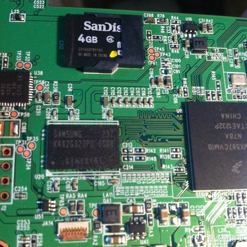 内置一张sandisk 4GB的TF卡，可是内存显示只有2GB可用，估计另外两GB装的系统。RAM是三星的，具体多大没看懂。